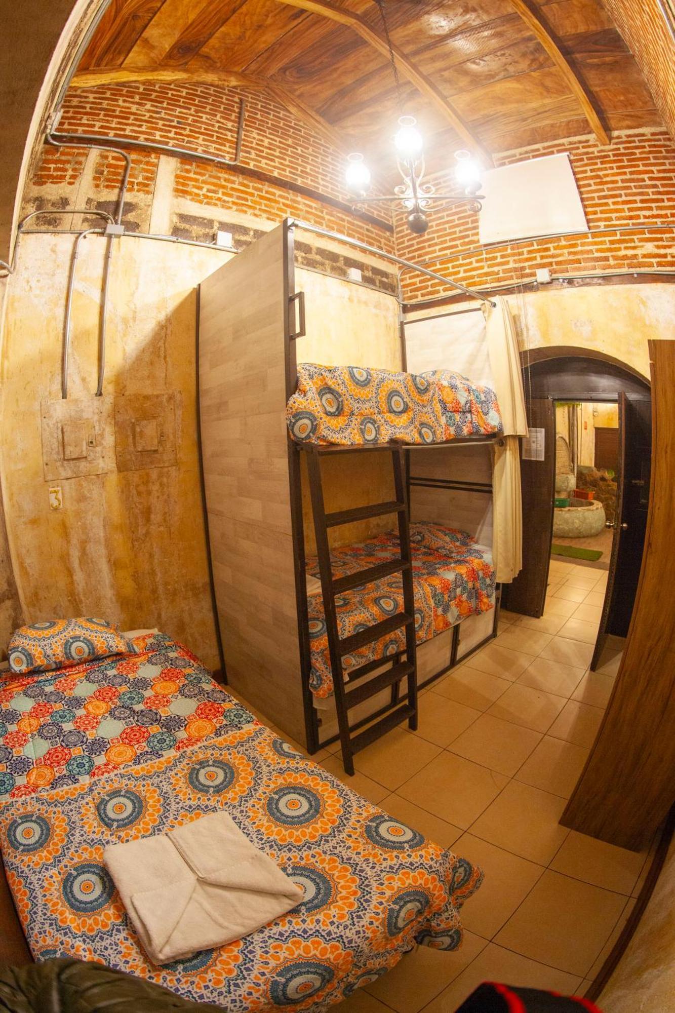 Hot Chipilin Hostel Antigua Buitenkant foto